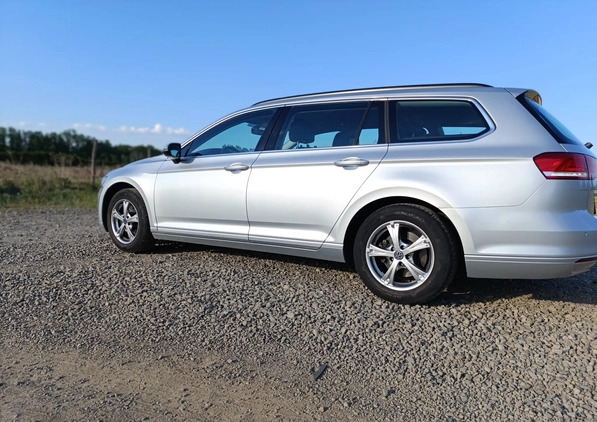 Volkswagen Passat cena 55555 przebieg: 195000, rok produkcji 2015 z Lubin małe 254